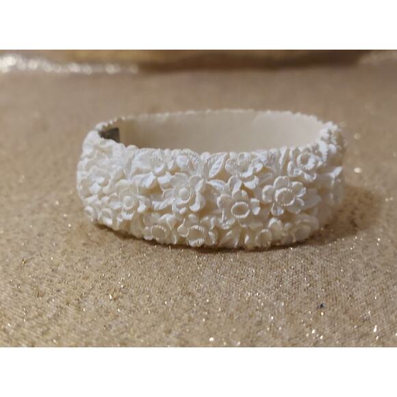 Vintage Faux Ivory Floral Celluloid Hinged Cuff Bracelet & Clip On Earrings - Picture 11 of 16